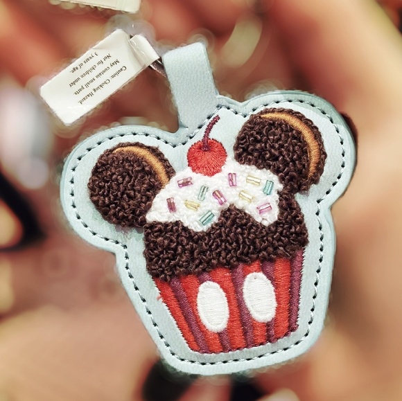 Disney Parks Mickey Mouse Cupcake Sweet Treat Felt Vinyl Keychain NEW Disney Parks Mickey Mouse Cupcake Sweet Treat Felt Vinyl Keychain NEW